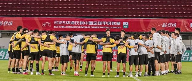 华体会体育-CBA王哲林踢足球的故事：王哲林跨界足球的可能性与挑战